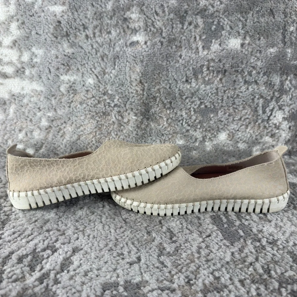 Skechers Size‎ 7 Slip On Casual Walking Leather Shoes Beige Flat Comfort